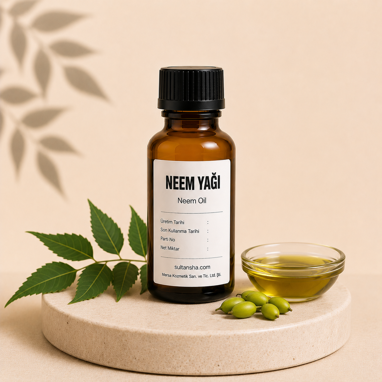 Neem Yağı (Neem Oil) cilt ve saç bakım ürünlerinde kullanılan bitkisel yağ.